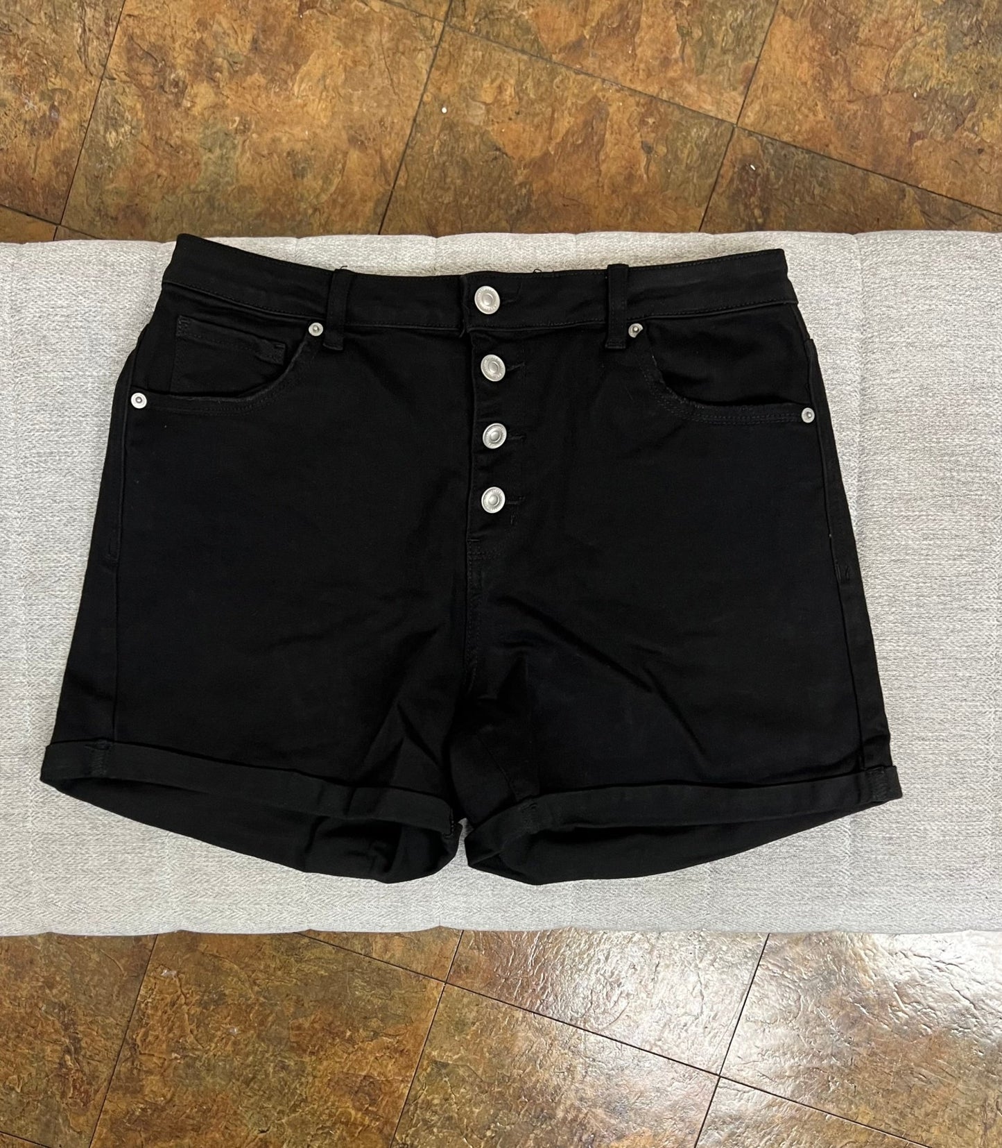 4 Button Cuffed Shorts